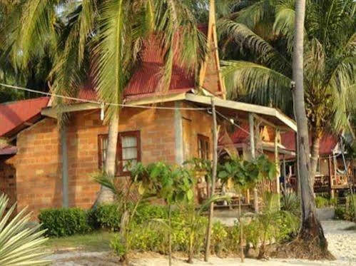 Leela Beach Resort Хаад Рин Екстериор снимка
